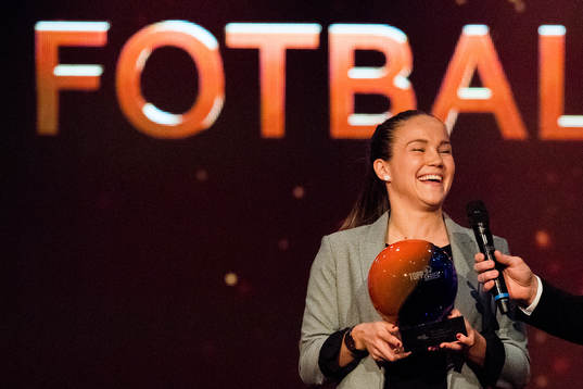 Guro Reiten is awarded the prize as player of the year in