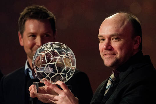 Alexander Osdal is awarded with the prize as the supporter