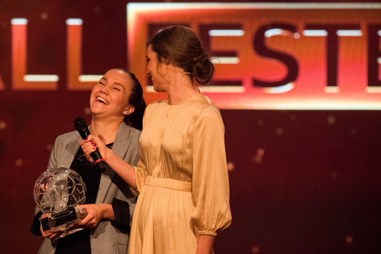 Guro Reiten of LSK Kvinner is awarded the prize for the