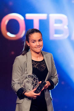 Guro Reiten of LSK Kvinner is awarded the prize for the