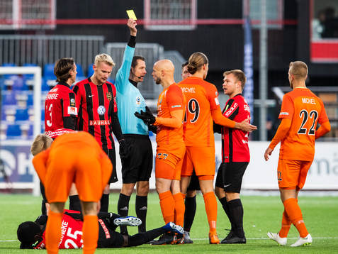 Domare Andreas Ekberg varnar AFC Eskilstunas Zourab