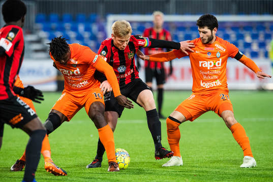 AFC Eskilstunas Samuel Nnamani och Anel Rashkaj i kamp om