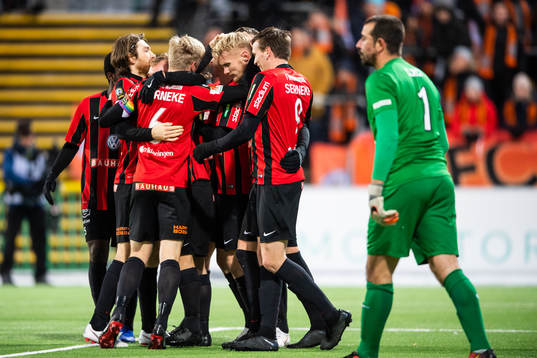 Brommapojkarnas Ludvig Öhman Silwerfeldt jublar med