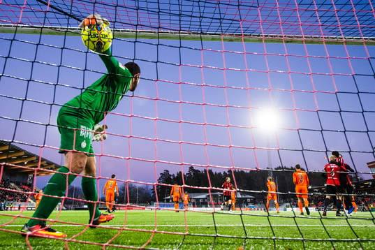 AFC Eskilstunas målvakt Gianluca Curci plockar bollen ur