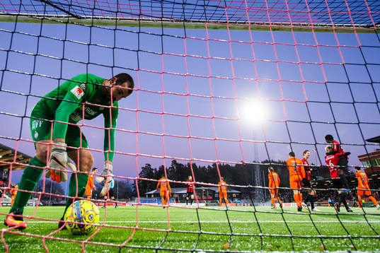 AFC Eskilstunas målvakt Gianluca Curci plockar bollen ur