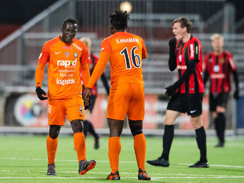 AFC Eskilstunas Kerfala Cissko jublar med målskytten till