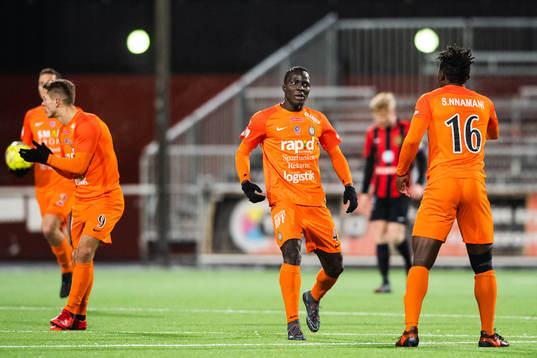 AFC Eskilstunas Kerfala Cissko jublar med målskytten till