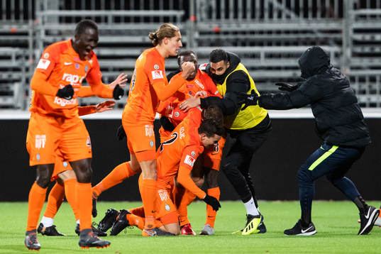 AFC Eskilstunas Bajram Ajeti jublar med lagkamrater