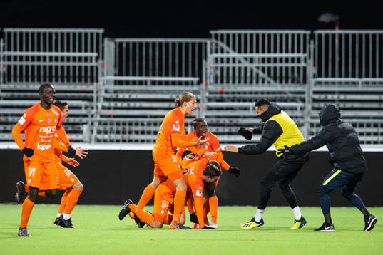 AFC Eskilstunas Bajram Ajeti jublar med lagkamrater