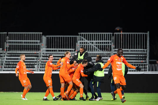 AFC Eskilstunas Bajram Ajeti jublar med lagkamrater
