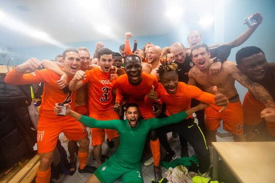 AFC Eskilstunas spelare jublar i omklädningsrummet