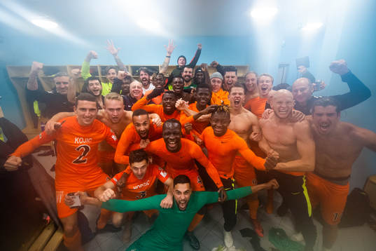 AFC Eskilstunas spelare jublar i omklädningsrummet