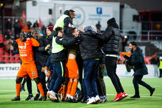 AFC Eskilstunas spelare jublar