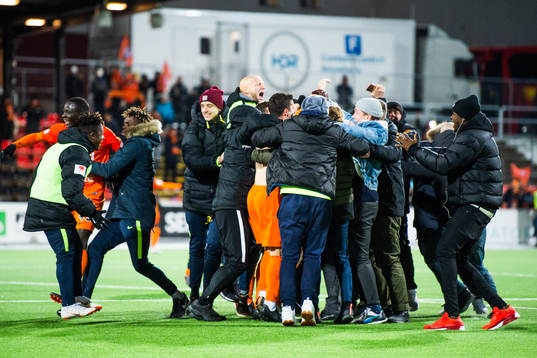 AFC Eskilstunas spelare jublar