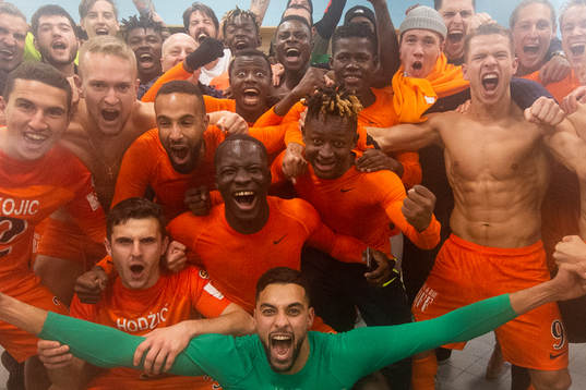 AFC Eskilstunas spelare jublar i omklädningsrummet