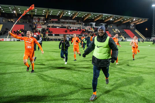 AFC Eskilstunas spelare jublar