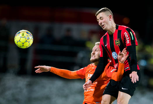 Brommapojkarnas Petar Petrovic i en nickduell med AFC