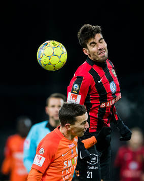 Brommapojkarnas Antonio Nieves Martin i en nickduell med