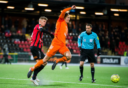 Brommapojkarnas Fritiof Björkén i en duell med AFC