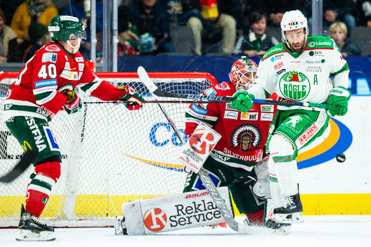Rögles Taylor Matson och Frölundas målvakt Johan Mattsson