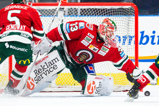 Frölundas målvakt Johan Mattsson räddar