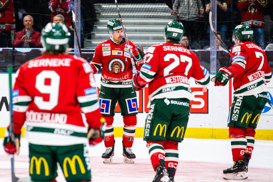 Frölundas Jonathan Sigalet jublar med lagkamrater