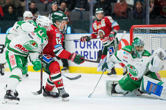 Frölundas Max Friberg med ett avslut som Rögles målvakt