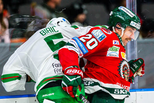 Rögles Alen Bibic i en duell med Frölundas Joel Lundqvist