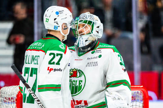 Rögles Jesper Williamsson och målvakt Ville Kolppanen i