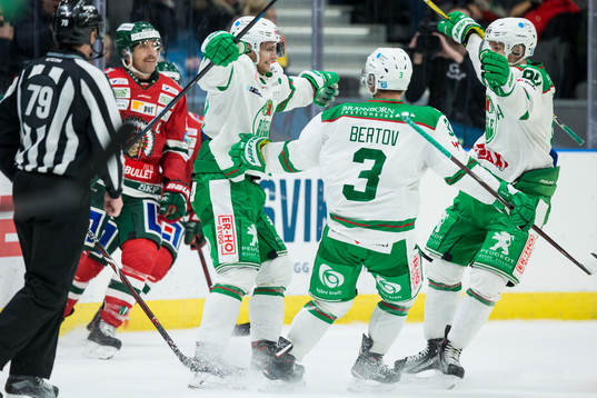 Rögles Daniel Zaar jublar med lagkamrater