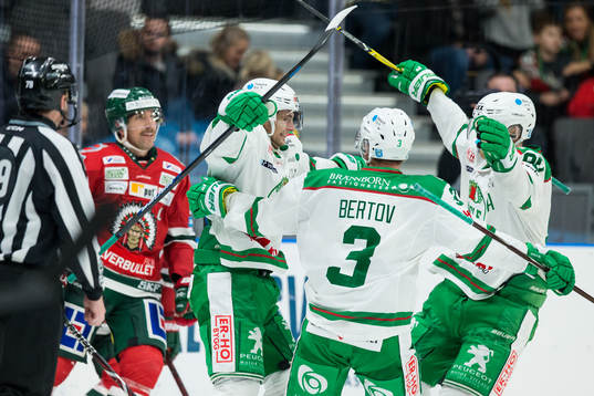 Rögles Daniel Zaar jublar med lagkamrater