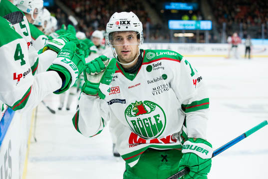 Rögles Daniel Zaar jublar med lagkamrater