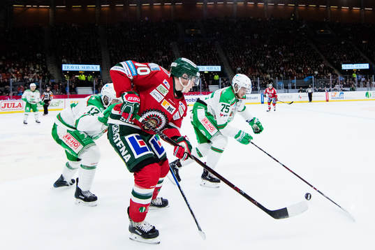 Frölundas Joel Mustonen och Rögles Taylor Matson och