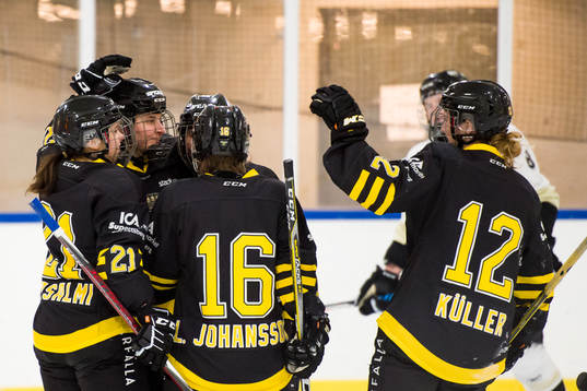 s Aneta Ledlova jublar med lagkamrater