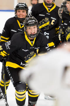 s Emmy Alasalmi jublar med lagkamrater