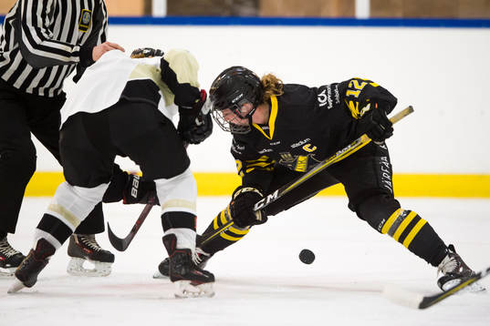 s Annie Åsell i en tekning mot AIK:s Sabina Küller