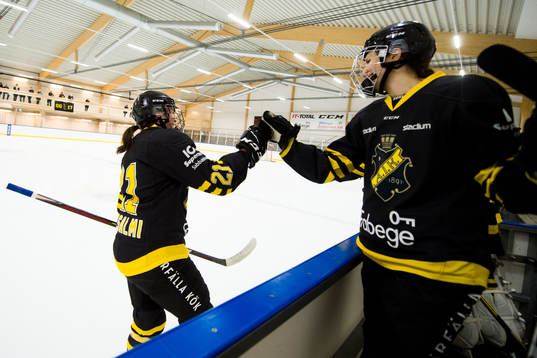 s Emmy Alasalmi jublar med lagkamrater