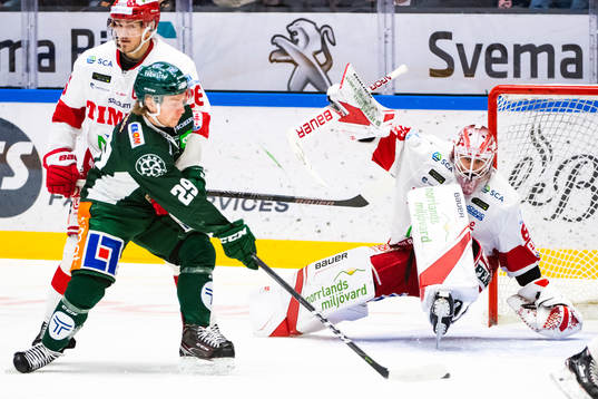 Färjestads Oskar Steen och Timrås målvakt Niklas Svedberg