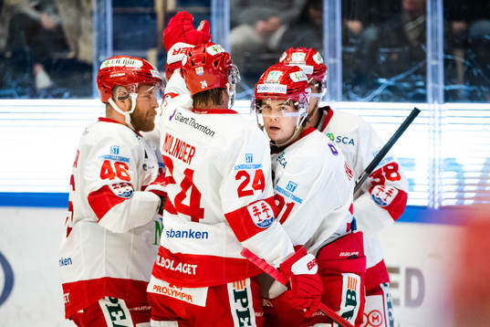 Timrås Filip Hållander jublar med lagkamrater