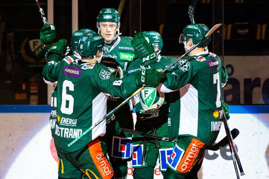 Färjestads Johan Ryno jublar med lagkamrater