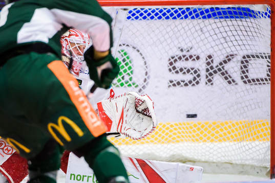 Timrås målvakt Niklas Svedberg ser på när Färjestads