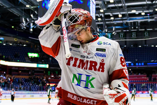Timrås målvakt Niklas Svedberg deppar