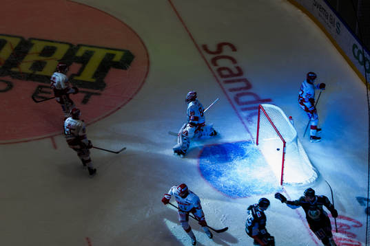Timrås målvakt Niklas Svedberg deppar och ser på när