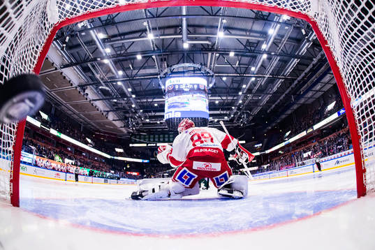 Färjestads Michael Lindqvist (ej i bild) gör 1-0 på