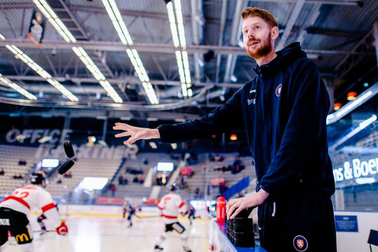 Växjös materialförvaltare Tomas Blomkvist kastar ut