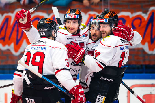 Örebros Tom Wandell jublar med lagkamrater