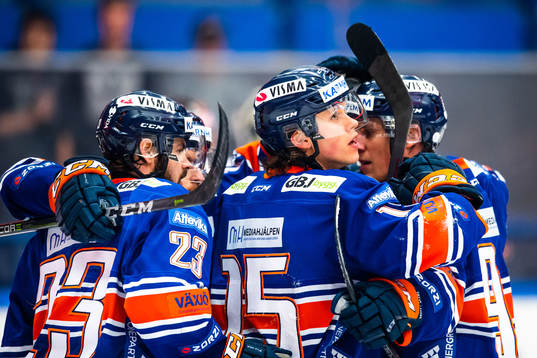 Växjös Dominik Bokk jublar med lagkamrater