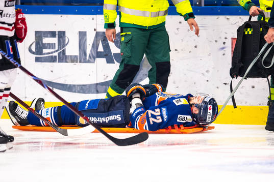 Växjös Janne Pesonen dras ut på bår