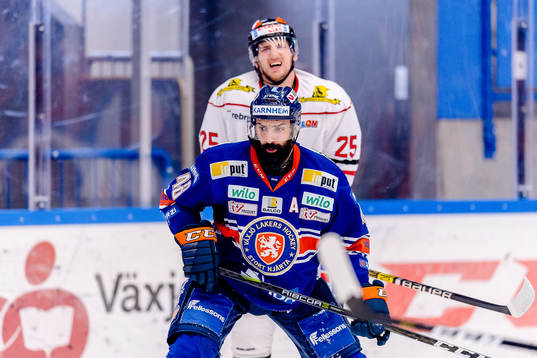 Växjös Daniel Rahimi framför Örebros Anton Hedman
