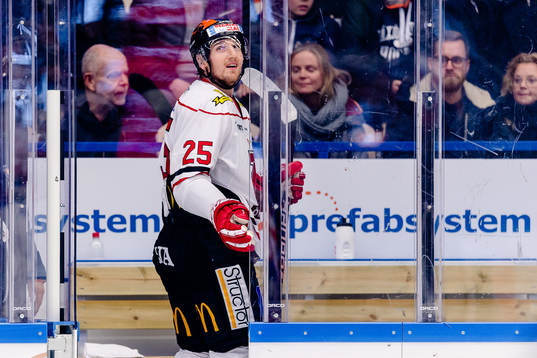 Örebros Anton Hedman på väg ut i utvisningsbåset